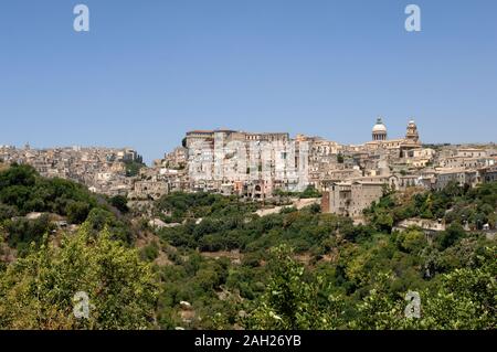 Italia Sicilia Ragusa , 03 luglio 2007: Panoramica di Ragusa e la Cattedrale di San Giorgio Foto Stock