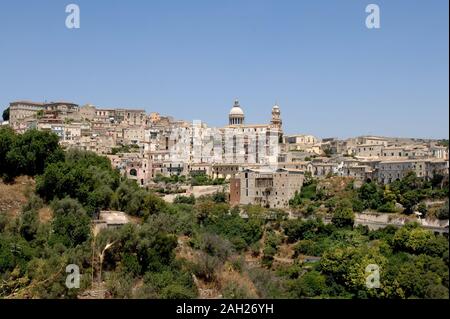 Italia Sicilia Ragusa , 03 luglio 2007: Panoramica di Ragusa e la Cattedrale di San Giorgio Foto Stock