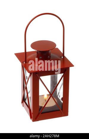 Color rosso metallizzato decorativo piccola lanterna con un acceso tealight all'interno isolato su sfondo bianco. Foto Stock