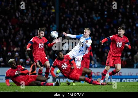 BLACKBURN, Inghilterra - dicembre 23RD Blackburn Rovers centrocampista Lewis Holtby vede il suo sforzo bloccato da Wigan giocatori durante il cielo di scommessa match del campionato tra Blackburn Rovers e Wigan Athletic a Ewood Park di Blackburn lunedì 23 dicembre 2019. (Credit: Andy Whitehead | MI News) La fotografia può essere utilizzata solo per il giornale e/o rivista scopi editoriali, è richiesta una licenza per uso commerciale Credito: MI News & Sport /Alamy Live News Foto Stock