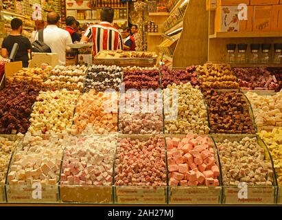 Istanbul, Turchia - 16 settembre 2019. Negozio di turisti per la Delizia Turca nella storica Bazaar Egiziano delle Spezie nel quartiere Eminonu, Fatih, Istanbul Foto Stock