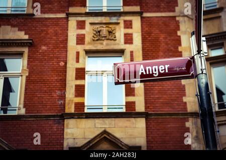 Rosso "Ira" strada segno di fronte a un vecchio edificio in pietra a Erfurt, Turingia, Germania orientale. La rabbia è un vero e proprio il nome di una via a Erfurt. Foto Stock