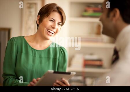 Considerato adulto medio imprenditore iscritto su un blocco note. Foto Stock