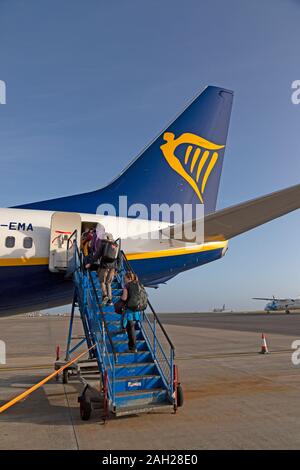 I passeggeri di salire a bordo della Ryanair Boeing 737-800 aeromobili a Ponta Delgada aeroporto dell'isola di Sao Miguel la proprietà portoghese delle Azzorre. Foto Stock