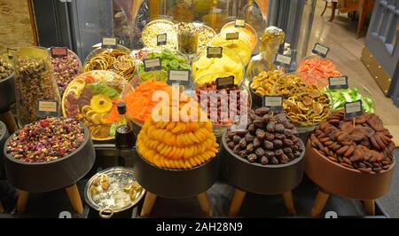 Istanbul, Turchia - 6 settembre 2019. Frutta secca per la vendita in un negozio nella storica Bazaar Egiziano delle Spezie nel quartiere Eminonu, Fatih, Istanbul Foto Stock