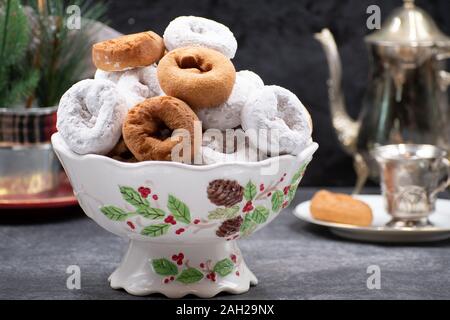 Festa di Natale le ciambelle in un vaso di Natale Foto Stock