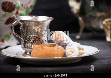 Festa di Natale le ciambelle in un vaso di Natale Foto Stock