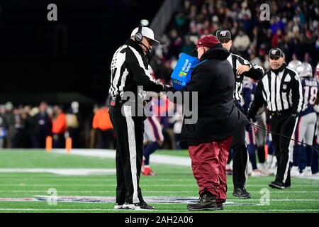 Foxborough, Massachusetts, STATI UNITI D'AMERICA. Xxi Dec, 2019. Arbitro di NFL John Hussey (35) Recensioni il precedente gioco durante il gioco di NFL tra le fatture della Buffalo e il New England Patriots al Gillette Stadium di Foxborough, Massachusetts. I patrioti sconfiggere le bollette 24-17. Eric Canha/CSM/Alamy Live News Foto Stock