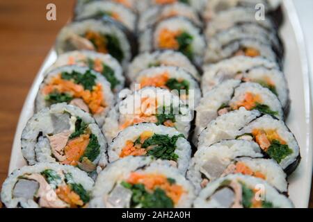 Questo è il cibo Coreano tradizionale rotolo di riso, realizzato mediante laminazione carta fatta da alghe secche sul riso. Foto Stock