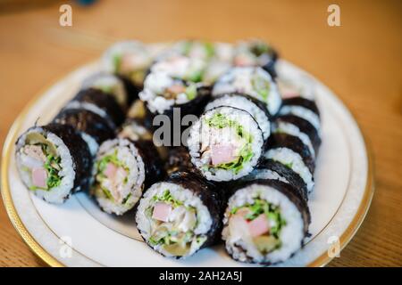 Questo è il cibo Coreano tradizionale rotolo di riso, realizzato mediante laminazione carta fatta da alghe secche sul riso. Foto Stock