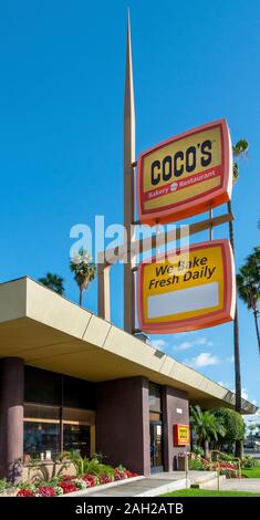 Parte anteriore del vintage anni Sessanta Googie caffetteria in stile con colonne, la lastra di vetro e la guglia. Costruito nel 1965. Architettura Googie era metà secolo, Space Age mod. Foto Stock