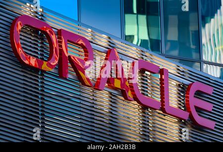 Bucarest, Romania - 09 dicembre 2019: Oracle logo è visibile sulla parte superiore di un architettura di recinzione metallica a piano terra della SkyTower edificio per uffici in Buch Foto Stock