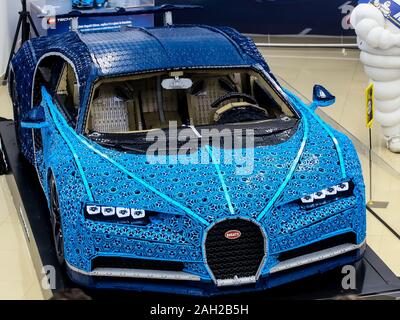 Bucarest, Romania - 26 Settembre 2019: una full-size Bugatti Chiron realizzato interamente con i mattoncini lego è presentato al pubblico durante un evento stampa in Buch Foto Stock
