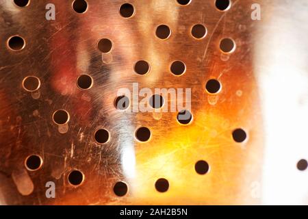 Acciaio perforato con superficie di riflessione colorati Foto Stock
