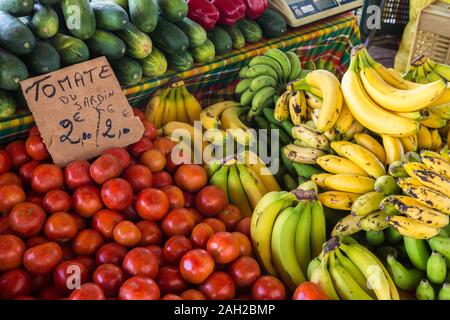 Prodotti locali, tra cui pomodori e banane, in vendita in un piccolo mercato all'aperto a Sainte-Anne sull isola di Grande-Terre, Guadalupa. Foto Stock