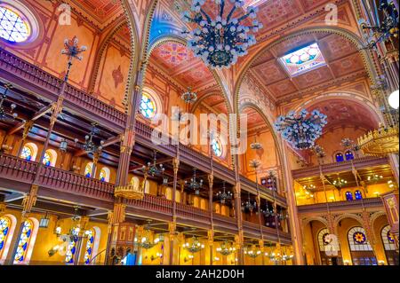 Budapest, Ungheria - 26 Maggio 2019 - l'interno del alla Sinagoga di via Dohany, costruito nel 1859, si trova a Budapest, in Ungheria. Foto Stock