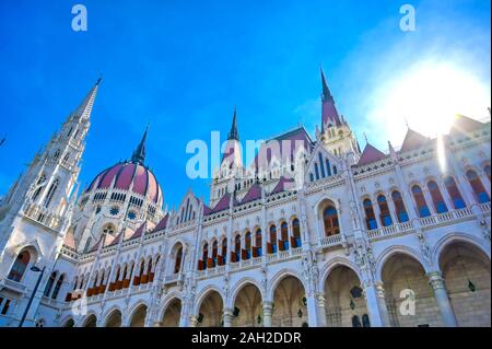 La parte esterna del parlamento ungherese edificio in Budapest, Ungheria. Foto Stock
