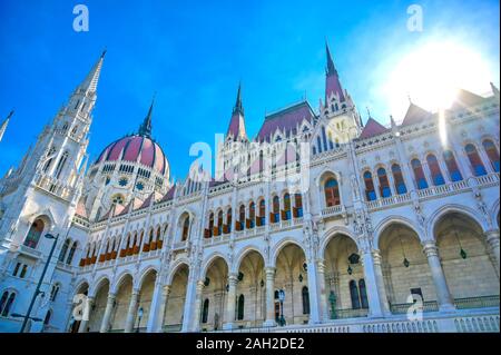 La parte esterna del parlamento ungherese edificio in Budapest, Ungheria. Foto Stock