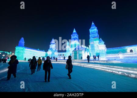 Harbin, la Cina della Provincia di Heilongjiang. 23 Dic, 2019. La gente visita il XXI Ice-Snow Mondo in Harbin, capitale del nord-est della Cina di Provincia di Heilongjiang, Dic 23, 2019. Credito: Xie Jianfei/Xinhua/Alamy Live News Foto Stock