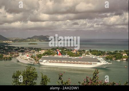 Castries, Saint Lucia - 11 Novembre 2015: grande nave da crociera o liner Carnival Liberty. la barca turistica nella baia o porto. paesaggio pittoresco. Viaggio di lusso. estate viaggi e vacanze. Il trasporto d'acqua. Foto Stock