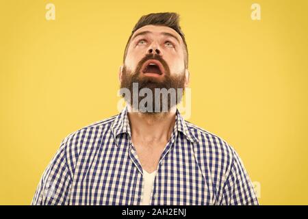 Chiedo ogni volta. Ragazzo sorpreso faccia espressione. Hipster emotivo espressione sorpreso. Rustico sorpreso macho. Notizia sorprendente. Uomo Barbuto hipster chiedendo faccia sfondo giallo vicino. Foto Stock