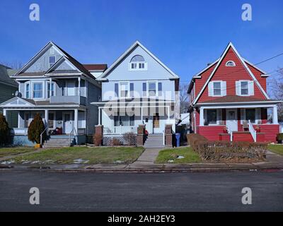 Strada di vecchie case unifamiliari con gables Foto Stock