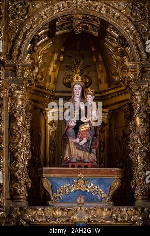 Imagen de la Virgen de la Terraza, estilo romanico, Retablo Mayor, siglo XVII, estilo barroco, Monasterio de Santa María la Real, Nájera, La Rioja, Spagna. Foto Stock