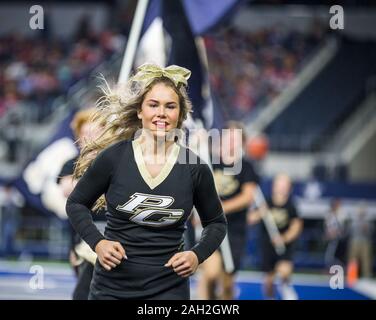 Arlington, TX, Stati Uniti d'America. Xx Dec, 2019. Un piacevole Texarkana Grove Hawks cheerleader celebra durante il Texas University Interscholastic League (UIL) classe 4A DIVISIONE 2 stato campionato di gioco tra il piacevole Texarkana Grove e i falchi della Wimberley Texans di AT&T Stadium di Arlington, TX. Texarkana piacevole Grove sconfitto Wimberley 35-21. Prentice C. James/CSM/Alamy Live News Foto Stock