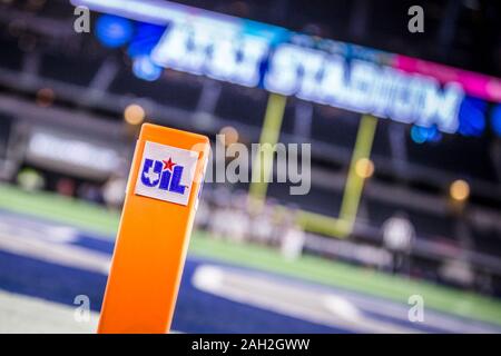 Arlington, TX, Stati Uniti d'America. Xx Dec, 2019. Un University Interscholastic League (UIL) branded pilone è visto dalla zona di estremità durante il Texas UIL classe 4A DIVISIONE 2 stato campionato di gioco tra il piacevole Texarkana Grove e i falchi della Wimberley Texans di AT&T Stadium di Arlington, TX. Texarkana piacevole Grove sconfitto Wimberley 35-21. Prentice C. James/CSM/Alamy Live News Foto Stock