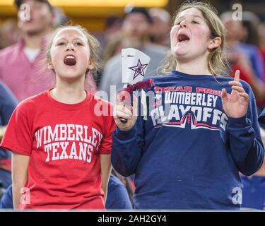 Arlington, TX, Stati Uniti d'America. Xx Dec, 2019. Wimberley Texans fans allegria durante il Texas University Interscholastic League (UIL) classe 4A DIVISIONE 2 stato campionato di gioco tra il piacevole Texarkana Grove e i falchi della Wimberley Texans di AT&T Stadium di Arlington, TX. Texarkana piacevole Grove sconfitto Wimberley 35-21. Prentice C. James/CSM/Alamy Live News Foto Stock