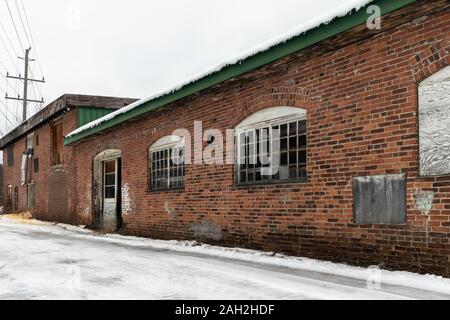Vecchio abbandonato malandato edificio del mulino in una piccola città di Ontario Foto Stock