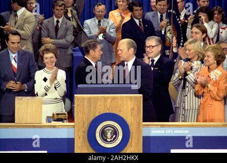 Presidente Gerald Ford, come il candidato repubblicano, scuote le mani con nomina foe Ronald Reagan sulla chiusura notturna del 1976 Convention Nazionale Repubblicana. Candidato Vice-Presidential Bob Dole è sulla sinistra, quindi Nancy Reagan, Governatore Ronald Reagan è al centro si stringono la mano con il presidente statunitense Gerald Ford, Vicepresidente Nelson Rockefeller è appena a destra di Ford, seguita da Susan Ford e la First Lady Betty Ford. Agosto 19, 1976 Foto Stock