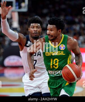 Leandrinho Barbosa (Brasile) contro Marcus Smart (Stati Uniti). Pallacanestro FIBA World Cup Cina 2019 Foto Stock