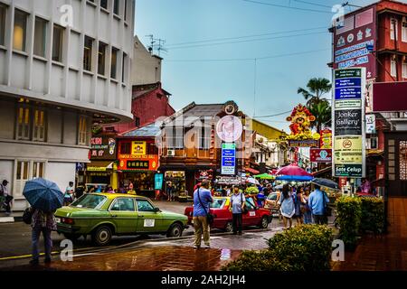 Malacca, Malesia - Dic 15, 2019 : Jonker Street nel quartiere di Chinatown di Melaka è piena di turisti, negozi, ristoranti e architettura. Foto Stock