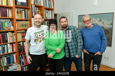 Berlino, Germania. Xix Nov, 2019. Esclusivo - Il musicista Paul Kalkbrenner (l-r) con la madre Carla, fratello Fritz e padre Jörn presso un'intervista appuntamento. Paul Kalkbrenner non è pianificazione di qualsiasi ulteriore album comunicati stampa, ha detto la stampa tedesca agenzia in Berlino. In contrasto, il fratello prevede di rilasciare il suo sesto album in studio "vero colori' nella primavera 2020 e andare su live tour. (A dpa 'Paul Kalkbrenner: nessun ulteriore album - ma tornare alla techno') Credito: Jens Kalaene/dpa-Zentralbild/dpa/Alamy Live News Foto Stock