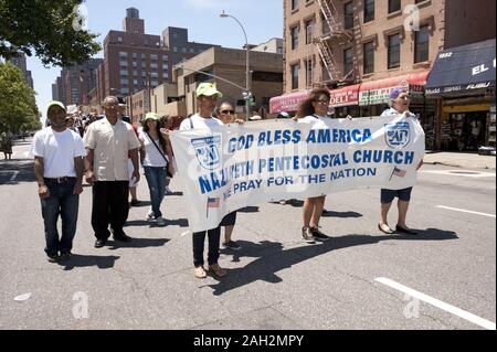 I partecipanti nei bambini parata evangelica in East Harlem in NYC. Foto Stock