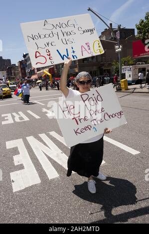 I partecipanti nei bambini parata evangelica in East Harlem in NYC. Foto Stock