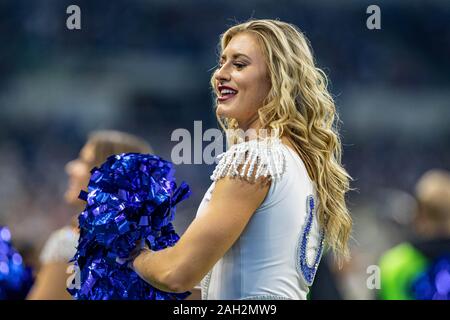 Indianapolis, Indiana, Stati Uniti d'America. 22 Dic, 2019. Un Indianapolis Colts cheerleader esegue nella prima metà del gioco tra la Carolina Panthers e Indianapolis Colts a Lucas Oil Stadium, Indianapolis, Indiana. Credito: Scott Stuart/ZUMA filo/Alamy Live News Foto Stock