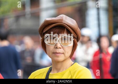 Ritratti di matura donna Taiwanese di etnia cinese in città alla moda indossando un picco Cappello in cuoio. Foto Stock