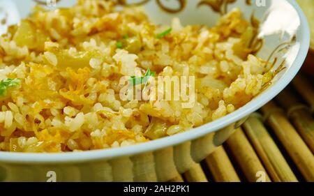 Riso fritto, cucina del Ghana, Tradizionale assortimento di piatti africani, vista dall'alto. Foto Stock