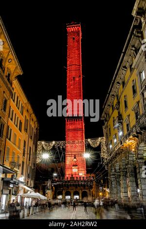 12/21/2019. Bologna, Italia. Tempo di Natale a Bologna. Illuminazione suggestiva della famosa torre degli Asinelli. Foto Stock