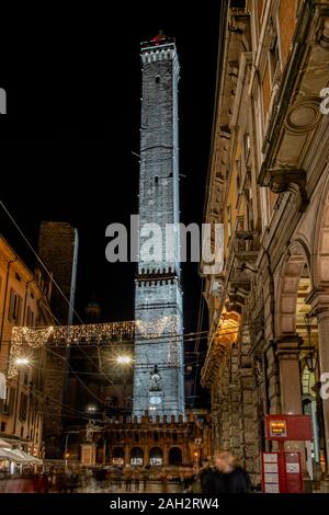 12/21/2019. Bologna, Italia. Tempo di Natale a Bologna. Illuminazione suggestiva della famosa torre degli Asinelli. Foto Stock