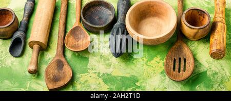 Concetto di rustico in legno stoviglie utensili impostato su sfondo vecchio Foto Stock