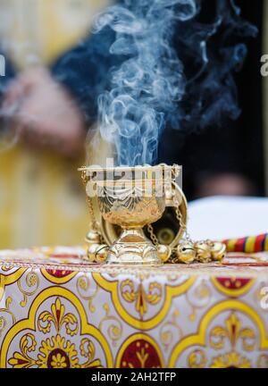 Dettagli con un oro metallizzato cristiano ortodosso incenso bruciatore, o incensiere. Foto Stock