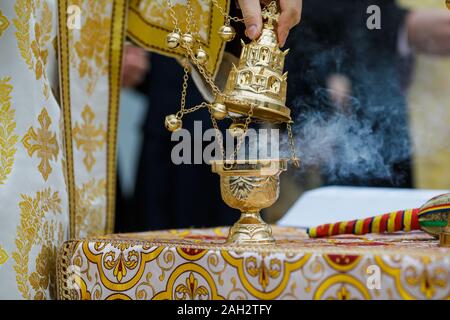 Dettagli con un oro metallizzato cristiano ortodosso incenso bruciatore, o incensiere. Foto Stock