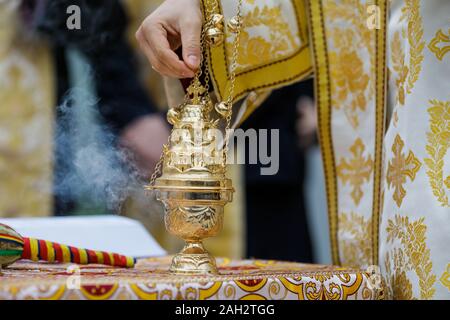 Dettagli con un oro metallizzato cristiano ortodosso incenso bruciatore, o incensiere. Foto Stock