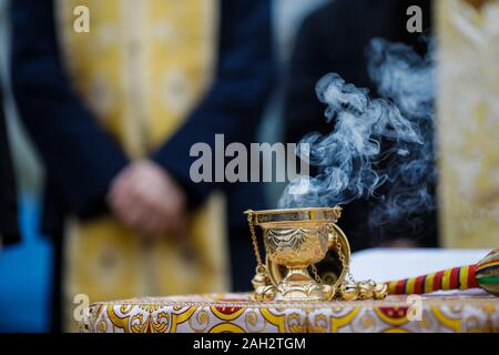 Dettagli con un oro metallizzato cristiano ortodosso incenso bruciatore, o incensiere. Foto Stock