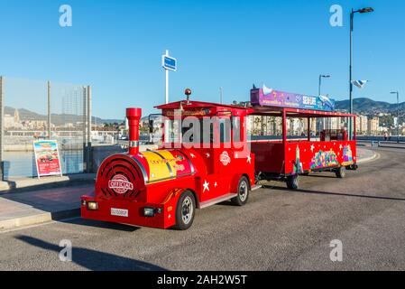 Malaga, Spagna - 4 Dicembre 2018: il treno turistico-car attende i turisti al porto di Malaga, Spagna. Foto Stock