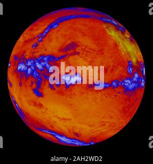 Come si può vedere nell'immagine, la radiazione termica lasciando gli oceani è piuttosto uniforme. Le strisce blu rappresentano le dense nubi, le sommità dei quali sono così alti che sono fra i luoghi più freddi sulla terra. Nel sud-ovest americano, che può essere visto nell'angolo in alto a destra del globo, vi è spesso un po' la copertura nuvolosa per bloccare la radiazione in uscita e relativamente poca acqua per assorbire energia solare rendendo la quantità di radiazione in uscita in questa area superiore a quella degli oceani. Foto Stock