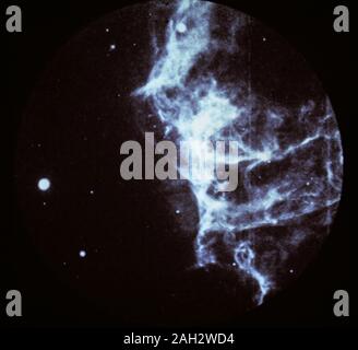 Nella foto è una parte dell'enorme Cygnus loop, una schiera di gas interstellare nuvole che sono state eiettato da un 900.000 miglia per ora l'onda d'urto da un preistorico esplosione stellare, avvenuta circa 20.000 anni fa, noto come supernova. Con i raggi ultravioletti e raggi x, gli astronomi possono vedere le emissioni da estremamente gas caldi e intensi campi magnetici e altri sistemi ad alta energia fenomeni che più debolmente compaiono nel visibile e la luce a infrarossi o a onde radio che sono di importanza cruciale per approfondire la comprensione dell'universo. Foto Stock